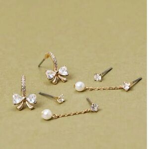 NEW Arula / Altar’d State Gold Bow and Pearl Earring
Set NWT